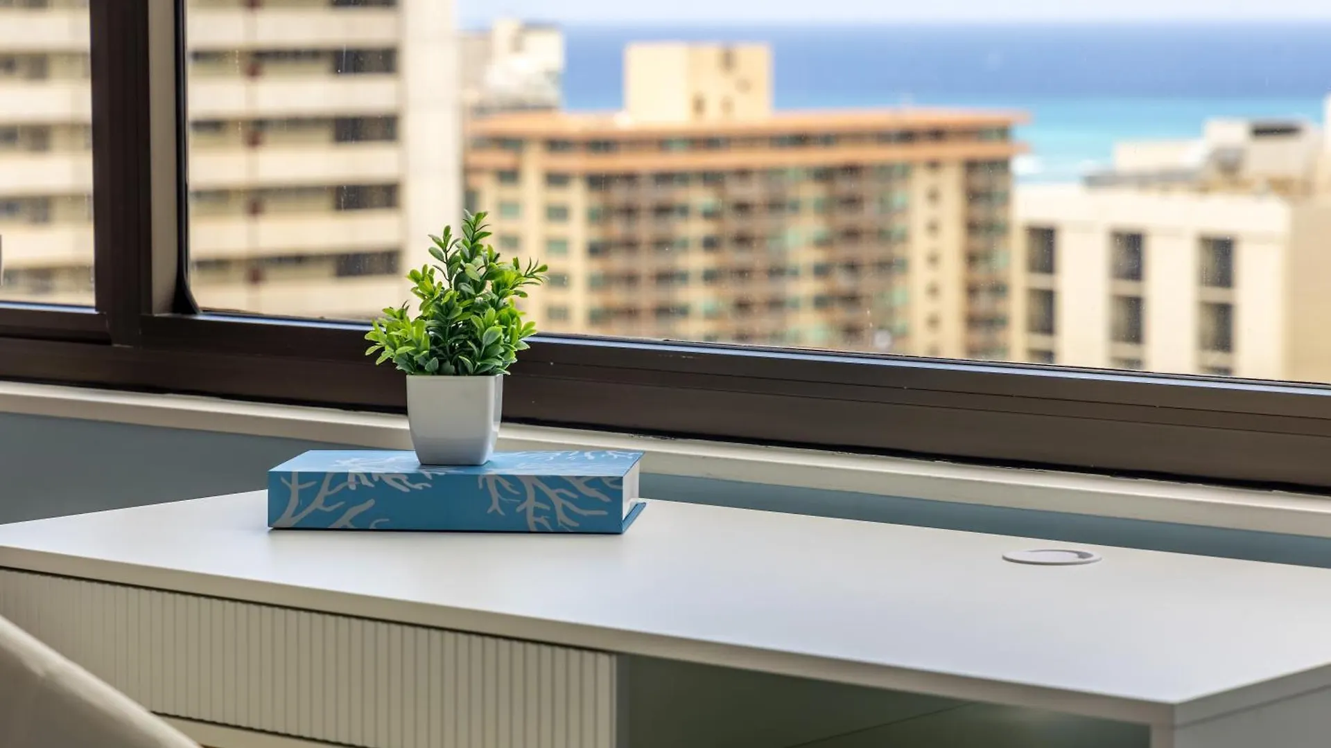 Chic And Upscale Waikiki Beach Ocean View With Parking Honolulu