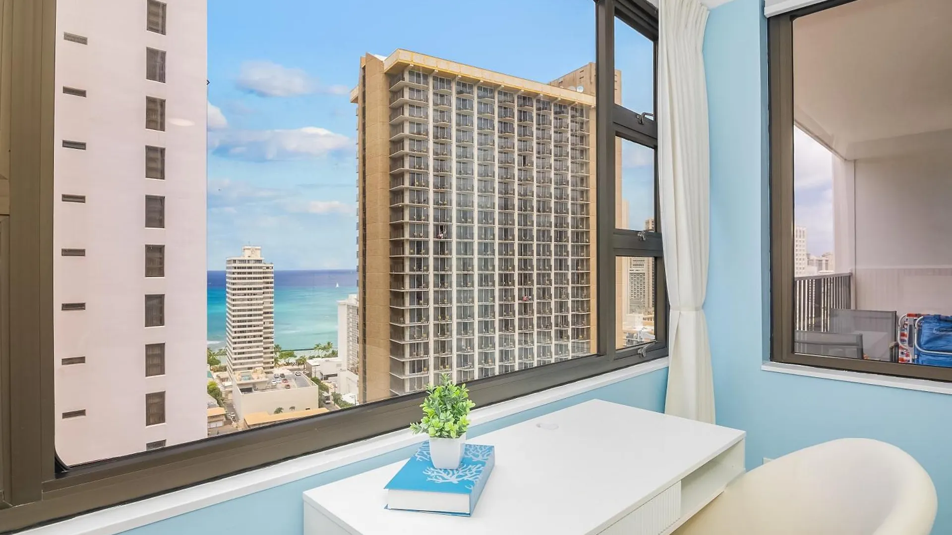 Chic And Upscale Waikiki Beach Ocean View With Parking Honolulu Apartment